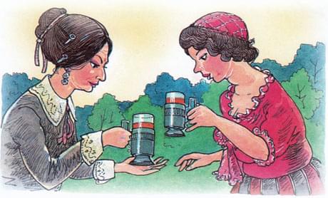 Женщины держат стаканы с чаем